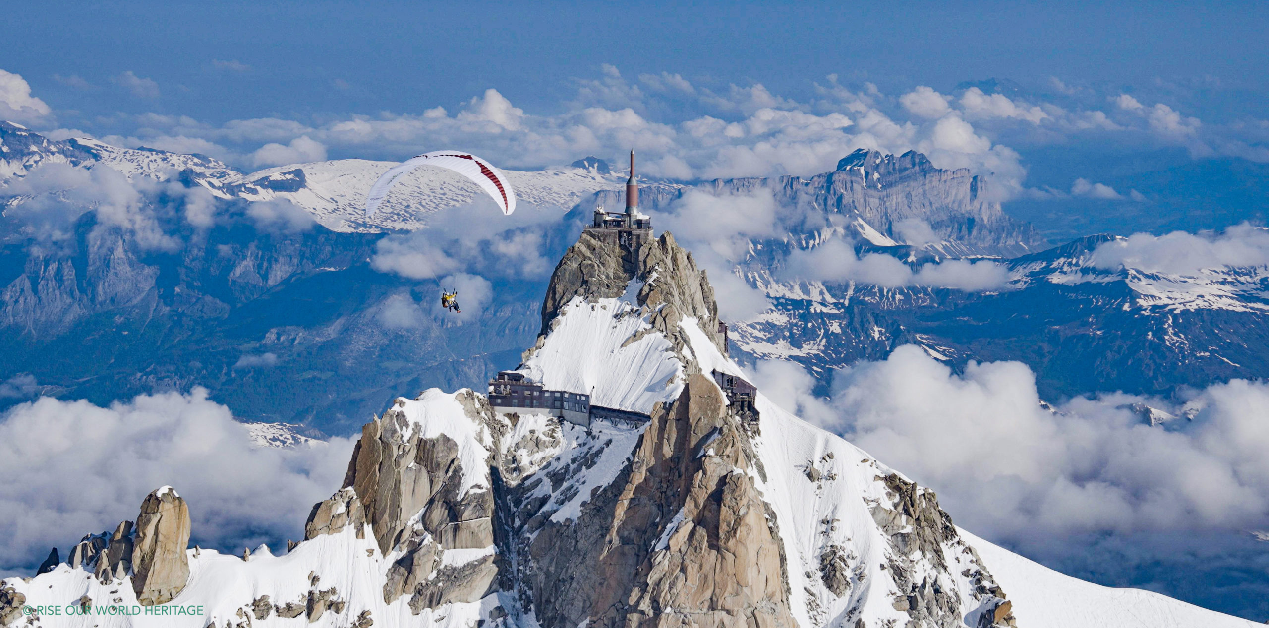 Volez dans le massif du MONT BLANC